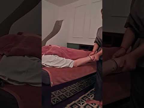 Masaje para relajar los brazos en #Camboya 🇰🇭🥰 #massage #masaje #masajerelajante #relaxing #short