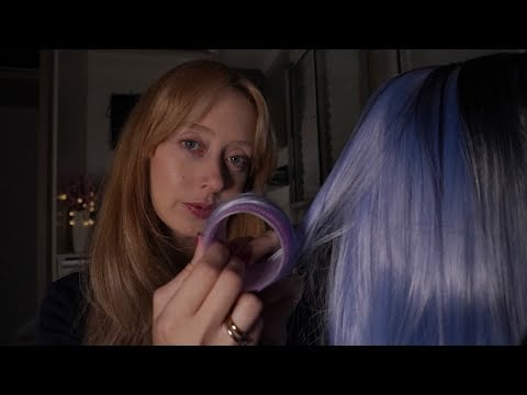 ASMR - COLOCANDO BOBS NO SEU CABELO 