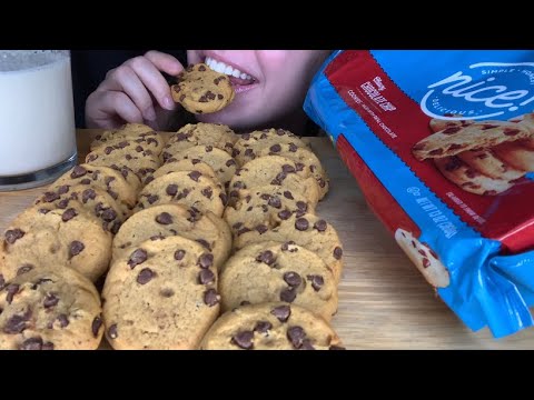 ASMR VEGAN CHOCOLATE CHIP COOKIES MUKBANG | TRYING WALGREEN’S BRAND VEGAN COOKIES