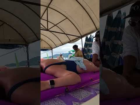 Masaje callejero con aceite de coco en una playa de Phuket en Tailandia #massage #relax #beach