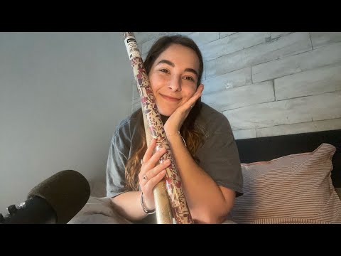 🌙ASMR - On (essaye) d’emballer les cadeaux ensemble !🌙 (soft spoken + crépitements de feu)