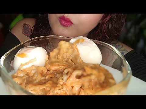ASMR comiendo pasta ramen  con queso 