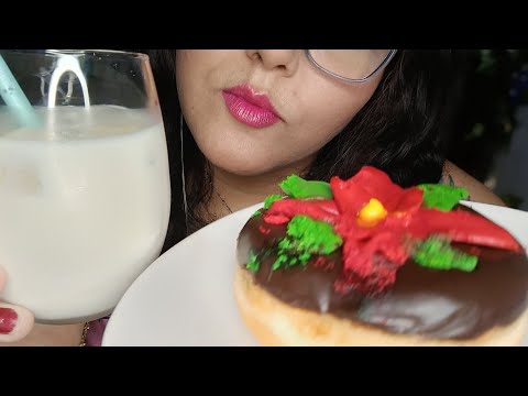 ASMR Comiendo Dona con chocolate y tomando leche || Eating chocolate donut and drinking milk