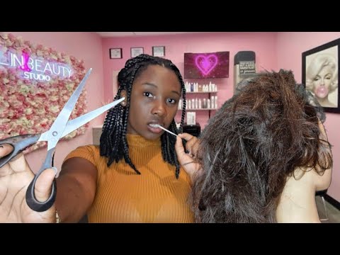 ASMR ROLEPLAY - CABELEIREIRA DESEMBARAÇA E CORTA SEU CABELO NO SALÃO DE BELEZA (asmr com sussurros)