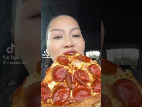 Pizza 🍕 mukbang #mukbang #shorts #eatingasmr #hairstyle #shortsfeed
