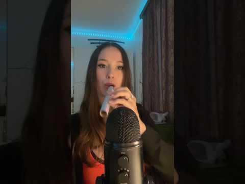 Ceci n’est pas une vapoteuse. #asmr #mouthsounds #asmrtist #tingly #relaxing