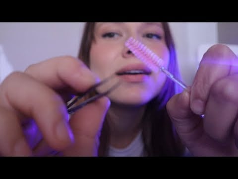 ASMR - TU AMIGA TE HACE LA CEJA (mouth sounds con el cepillito)