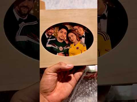 ENTREGANDOLE EL ALBUM AL GANADOR