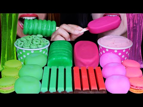 ASMR GREEN VS PINK DESSERTS (KITKATS, MOCHI ICE CREAM, JELLY NOODLES, MACARONS, ICE CREAM SUNDAE 먹방
