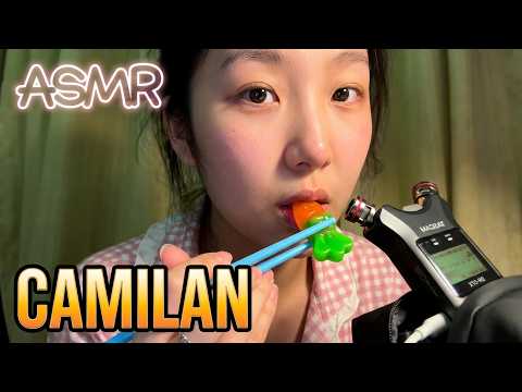 Hari Kanak-kanak, makan camilan adik aku. Mengunyah camilan pelik