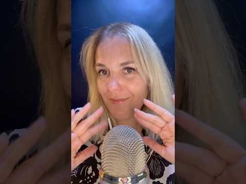 ASMR FR / Je te chuchote proche micro 3 proverbes autrichiens #asmrfr #shortsasmr #asmrshorts
