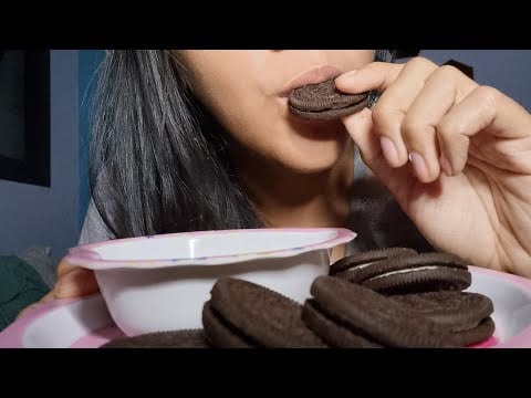 ASMR comiendo galletas oreos con leche 🥛🍪