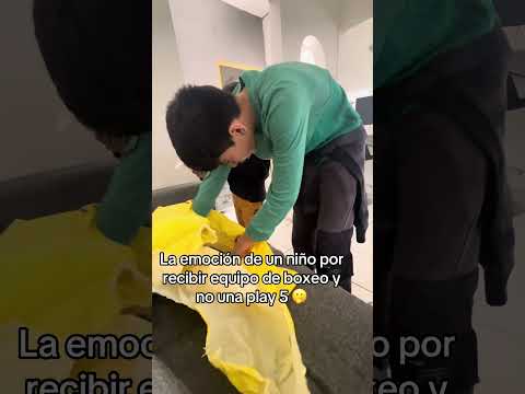 La emoción de un niño al recibir equipo deportivo, y no una Play cinco