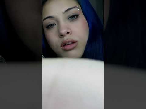 asmr tu amiga te corta el flequillo con lo primero que encuentra