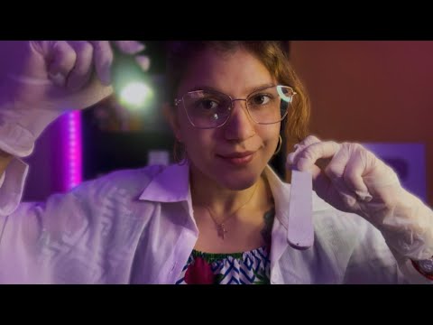 ASMR MÉDICA TE EXAMINANDO PARA DESCOBRIR O QUE TEM DE ERRADO COM VOCÊ