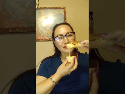 HOW I EAT MY FRIED CHICKEN WITH CHEESE #shortsfeed#mukbang #asmrshorts #asmrsounds #asmrfood