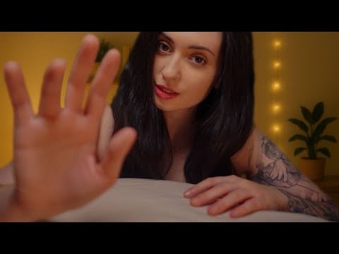 ASMR Te cuido en tu cama hasta que duermas 😴 Susurros íntimos + triggers relajantes 💖🌙