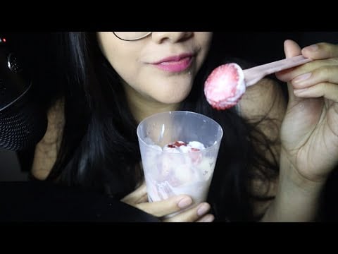 ASMR comiendo fresas con Yogurt 