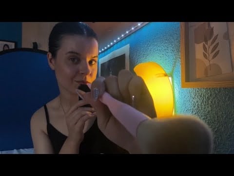 ASMR Tocando tu Carita en mi Cama con Luz Tenue 🤤