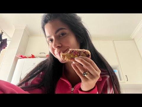ASMR VLOG COM SUSSURROS (teatro, bolo de banana e +...)