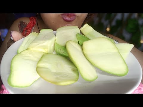ASMR comiendo mango 🥭 verde con Tajín #asmr #mukbang #mouthsounds 