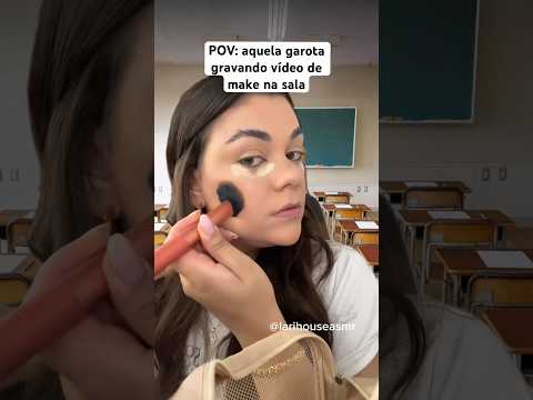 POV: aquela garota gravando vídeo de make na sala #humor #maquiagem #shorts