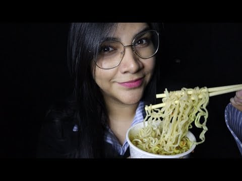 ASMR comiendo nodels 
