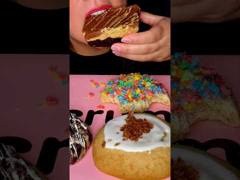 Trying Crumbl Dubai Chocolate Brownie #asmr #crumble #chocolate #food #mukbang