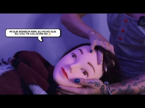 ASMR MASSAGEM NO ROSTO E COURO CABELUDO, MAS VOCÊ É UMA BONECA ESTRANHA 😐 