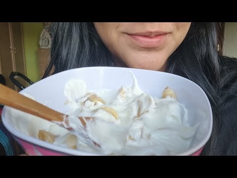 ASMR comiendo banana con Yogurt griego + hablamos de los bridgerton