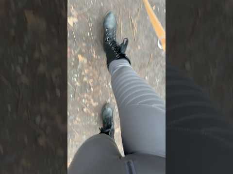 ASMR in einer glänzenden Kunstleder Leggings.￼ 😋
