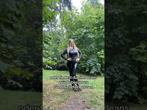 Findest du Jeans oder eine glänzende Hose besser zu diesen Gummistiefeln￼? 🥰