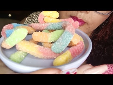 ASMR Comiendo Gomitas y dejando saluditos /eating gummies and leaving greetings