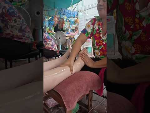 Masaje de pies en medio de SONGKRAN, el año nuevo en #Tailandia 🇹🇭💦 #massage #feet #relax #short