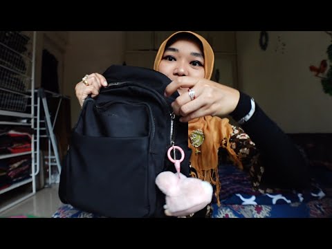 ASMR soft spoken - what I carry to work (what’s in my bag) 💼
