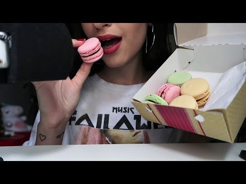 ASMR COMENDO MACARONS - Sussurros/sons molhados/eating sounds!