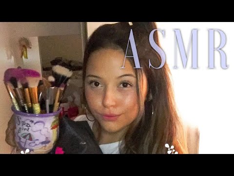 ASMR- amiga te maquiando (sons de boca, tapping, pincéis na tela, voz suave e sussurrando)