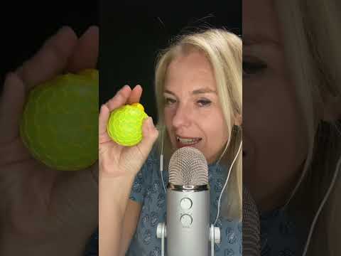 ASMR FR / Quelle est ta balle anti-stress préférée ? #shortsasmr #asmrfrançais #asmrfr #asmrfrance