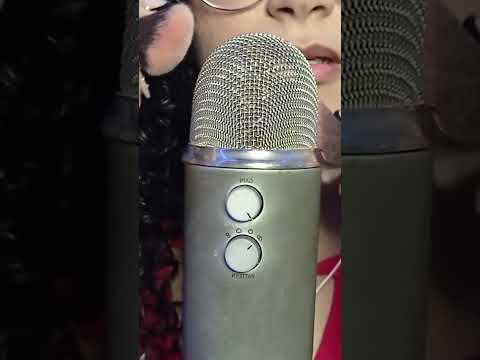 ASMR- Pincel no microfone com sons de boca