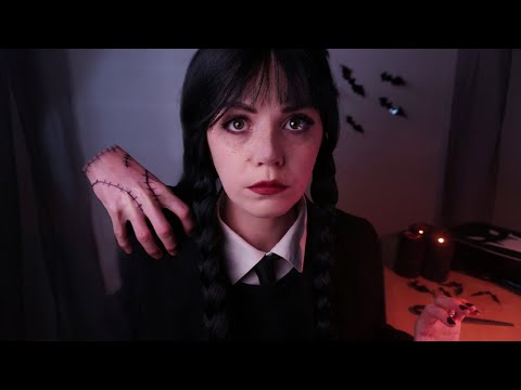 ASMR MIÉRCOLES ADDAMS encuentra a COSA en NEVERMORE