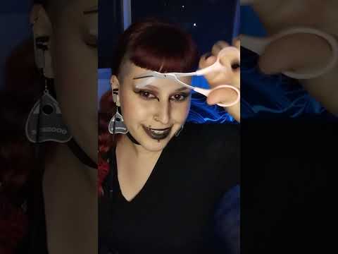 Sobrancelha feita e arrepios em 2 minutos 💆🏻‍♀️  #asmr #asmrsounds