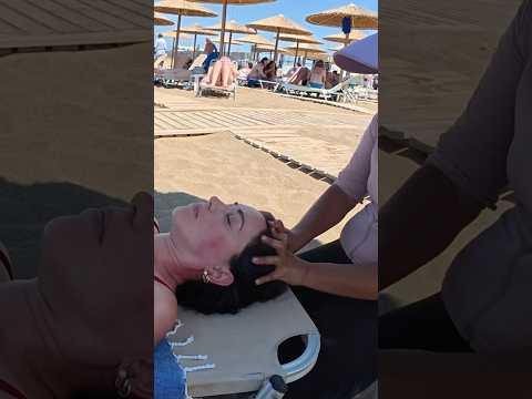 Fenomenal MASAJE CALLEJERO de CABEZA #relax #beach #massage #short