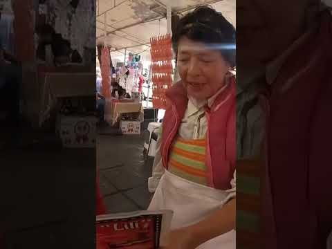 Callejón de la belleza: mientras me hago las uñas, Rosita me vende quesadillas 🇲🇽 #cdmx #mexico
