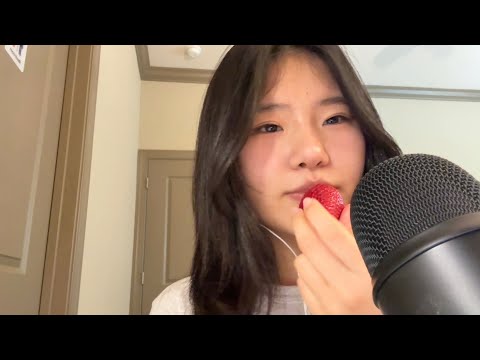 strawberry and brownie girl dinner asmr (loud loud mouth sounds)🍓🍰😋