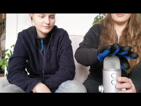 My friend tries ASMR for the first Time (deutsch/german)