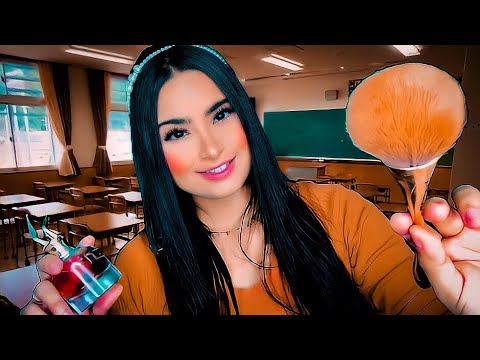 ASMR:GAROTA POPULAR FAZ TRANSFORMAÇÃO NA GAROTA EXCLUÍDA!