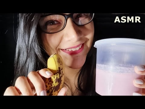 ASMR COMIENDO BATIDO DE FRESA CON BANANA | Lectura susurrada + extra al final | ASMR en Español