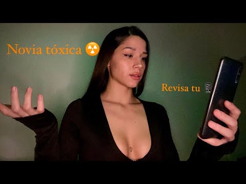 ASMR ROLEPLAY | Tu NOVIA TÓXICA ☢️ te revisa el celular mientras te hace PIOJITO 🫵🏻❤️‍🔥