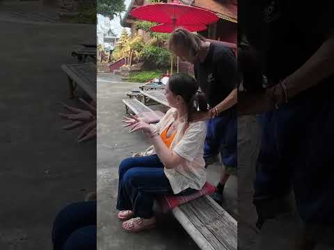 Probando un famoso masaje tailandés 🇹🇭 #massage #masaje #travel #short