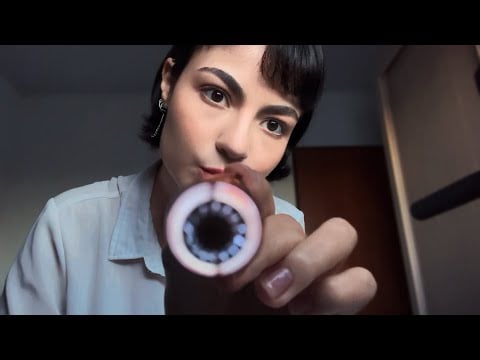 ASMR ROLEPLAY - Exame de Vista Relaxante 😴 (Examinando seus Olhos, Siga minhas Instruções…) 